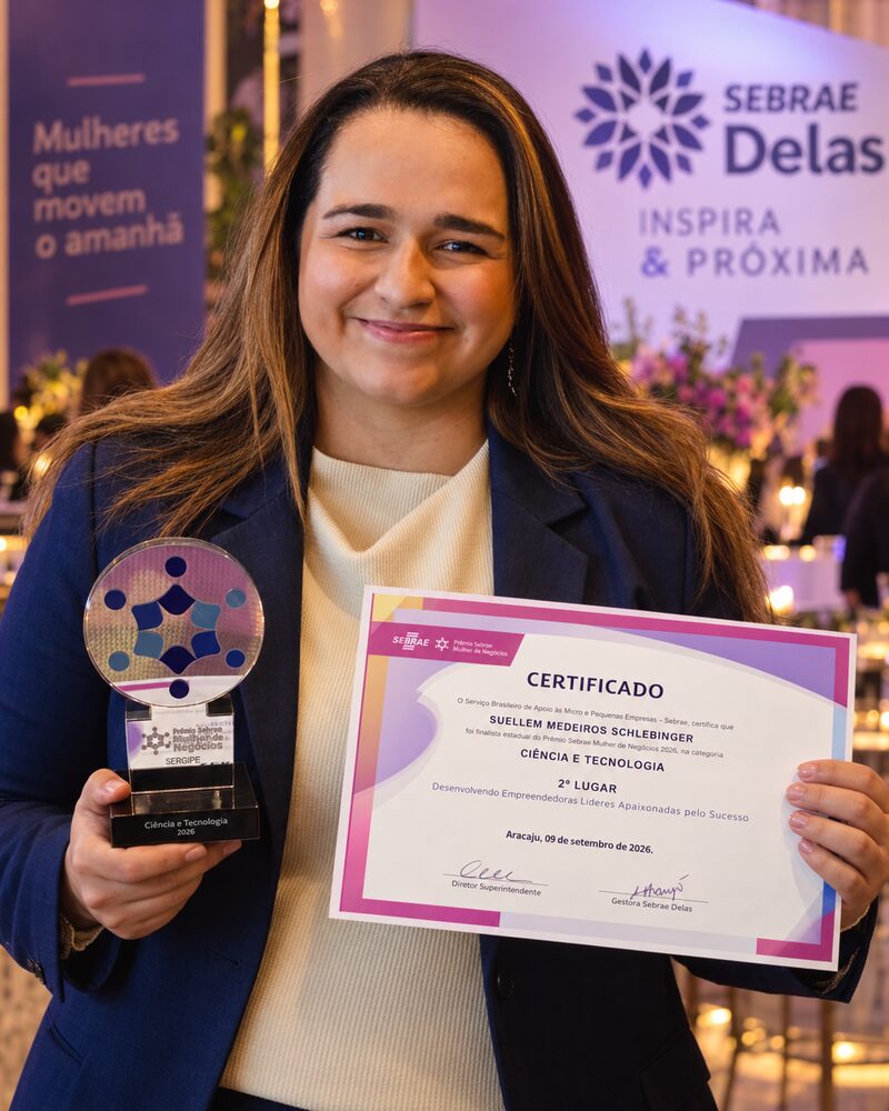 Su, fundadora de SSTFLIX, con el trofeo y el certificado del 2.º lugar del Premio Sebrae Mulher de Negócios 2026